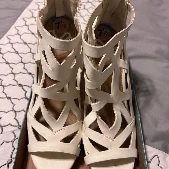 Fergalicious Histeria Cage Cut Out High Heel Back Zip White Sandal Size 7.5 - Picture 4 of 9
